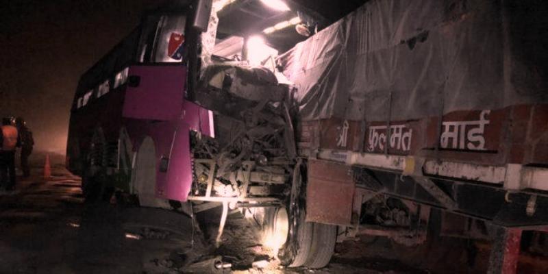 रोकिराखेको ट्रकसँग बस ठोक्किँदा २० घाइते, दुईको अवस्था गम्भीर
