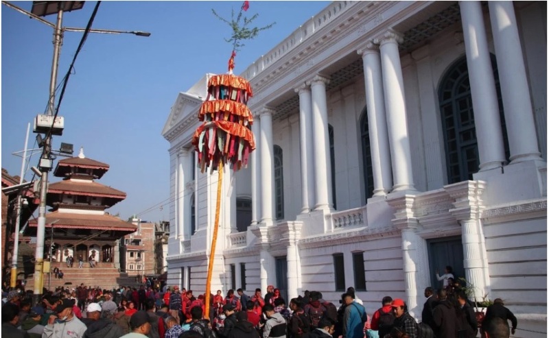 वसन्तपुरमा बाजागाजासहित रङ्गीचङ्गी ध्वजापताकाले सिँगारिएको होलीको चीर ठड्याइयो