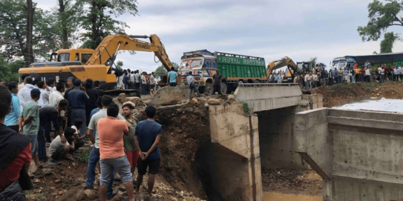 गैंडाकोटमा सडक भासिँदा पूर्वपश्चिम राजमार्ग अवरुद्ध